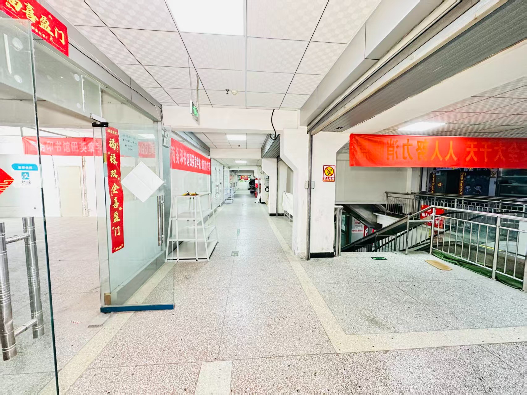 嵩山北路引入人工智能技术应用场景，推动AI与商业、零售、电商、企业服务等领域融合发展。