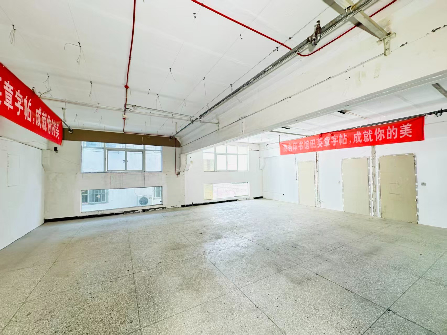 嵩山北路重点吸引人工智能应用、数字经济、电商直播、智能制造服务、软件开发、科技创新企业及创业团队入驻